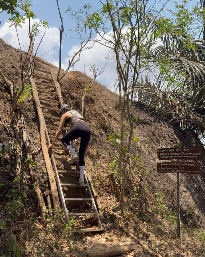 Anya Geraldine hiking di Gunung Berapi Kuno Nglanggeran
