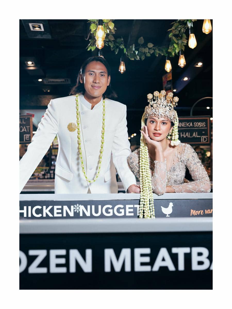 Hana Malasan dan Sean Gelael berpose mesra di lorong swalayan untuk sesi foto prewedding dengan keranjang belanja.
