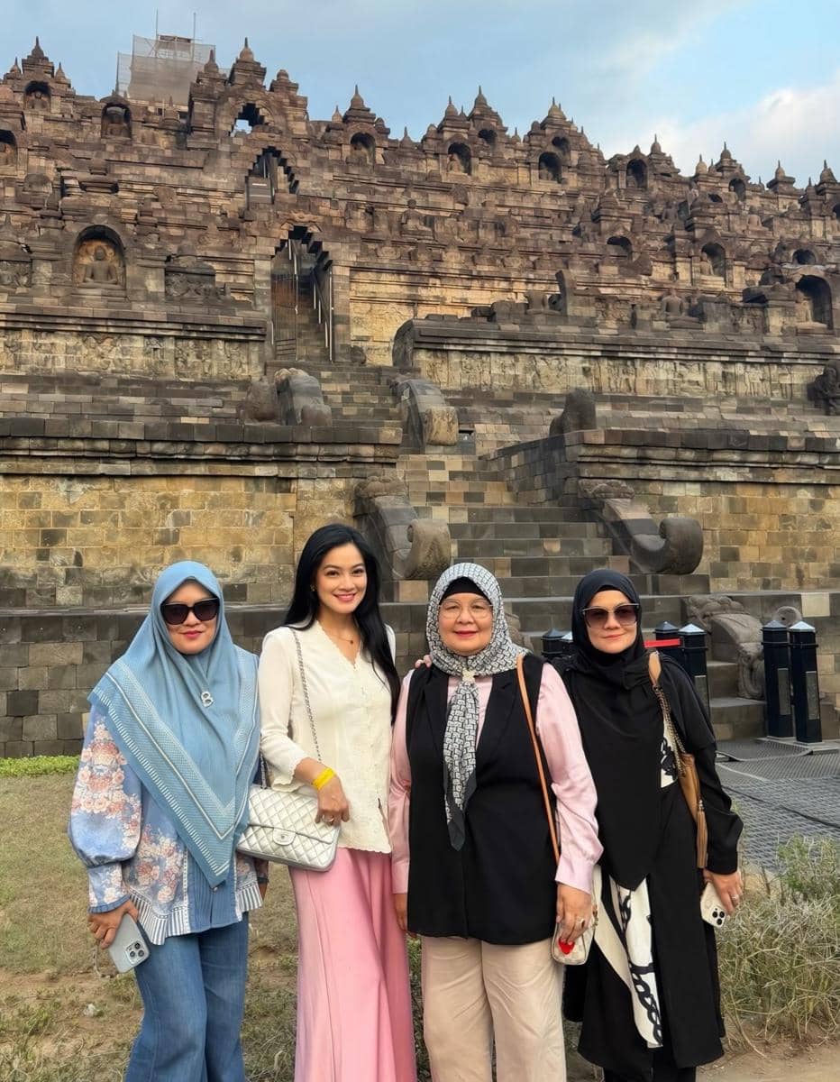 Titi Kamal liburan di Magelang