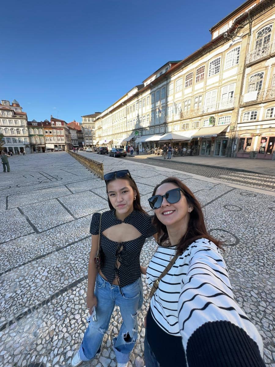 Donna Agnesia dan Sabrina jalan-jalan di Kota Guimaraes