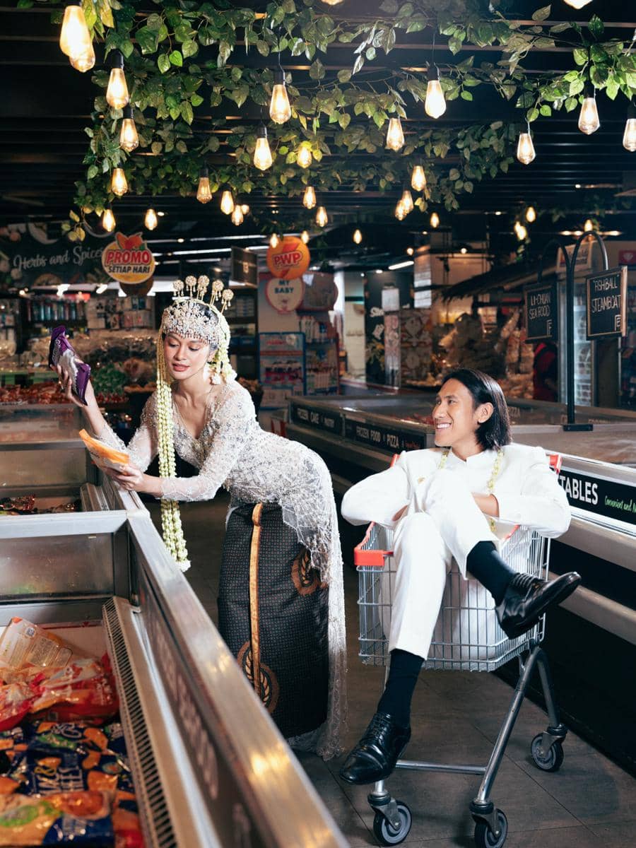 Hana Malasan dan Sean Gelael berpose mesra di lorong swalayan untuk sesi foto prewedding dengan troli belanja.