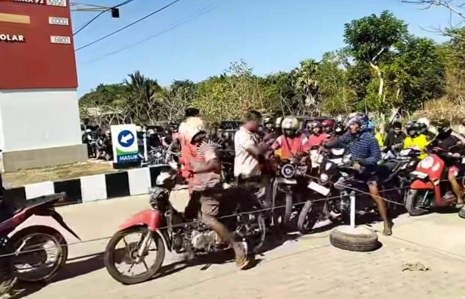 Sejumlah kendaraan mengantre untuk membeli BBM di salah satu SPBU di Kabupaten Rote Ndao, Nusa Tenggara Timur.