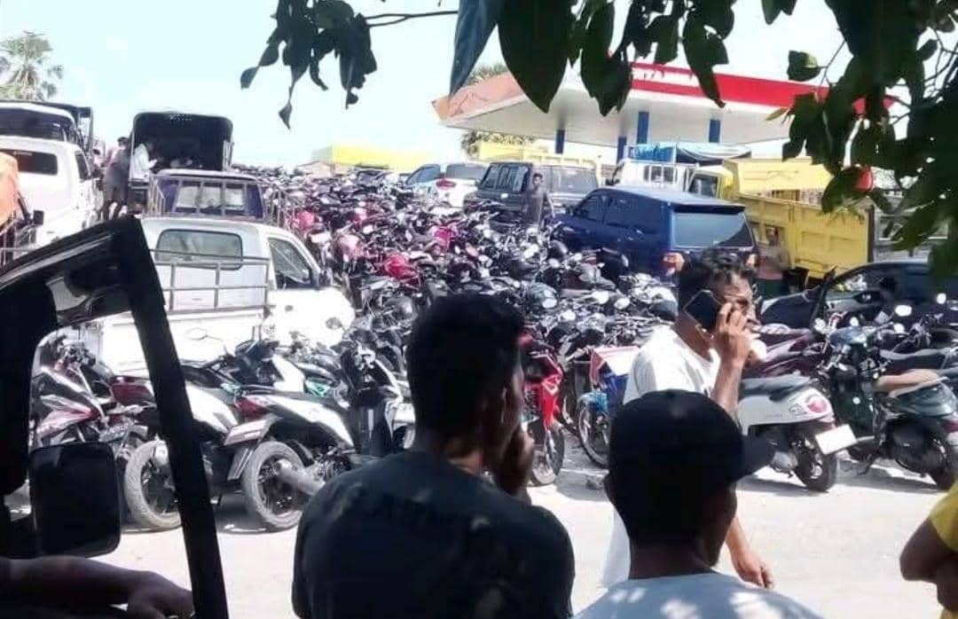 Antrean pengisian bahan bakar minyak terlihat di salah satu stasiun pengisian bahan bakar umum di Rote Ndao.