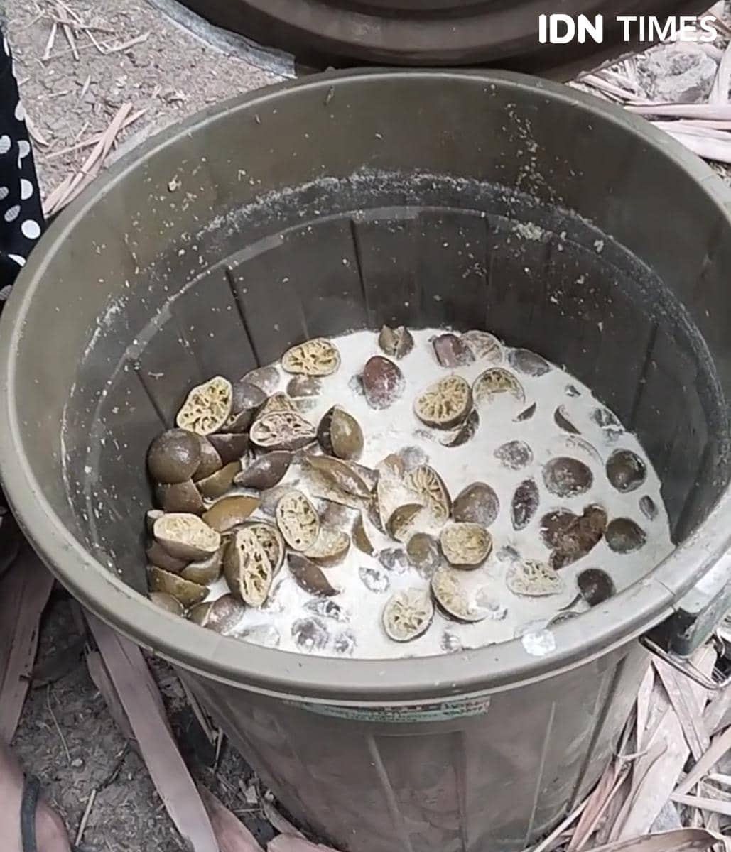 Proses pembuatan eco enzyme dari bahan organik sebagai upaya pengolahan limbah rumah tangga yang ramah lingkungan.