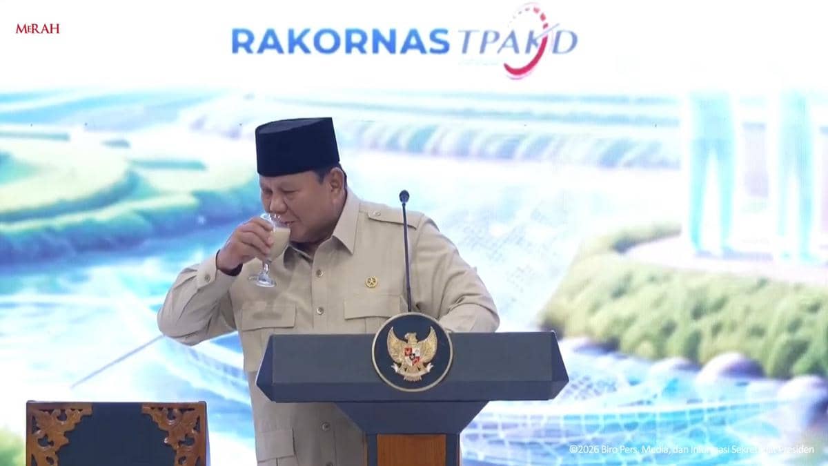 Momen Prabowo Absen Pejabat 11 Menit Sambil Seruput Kopi