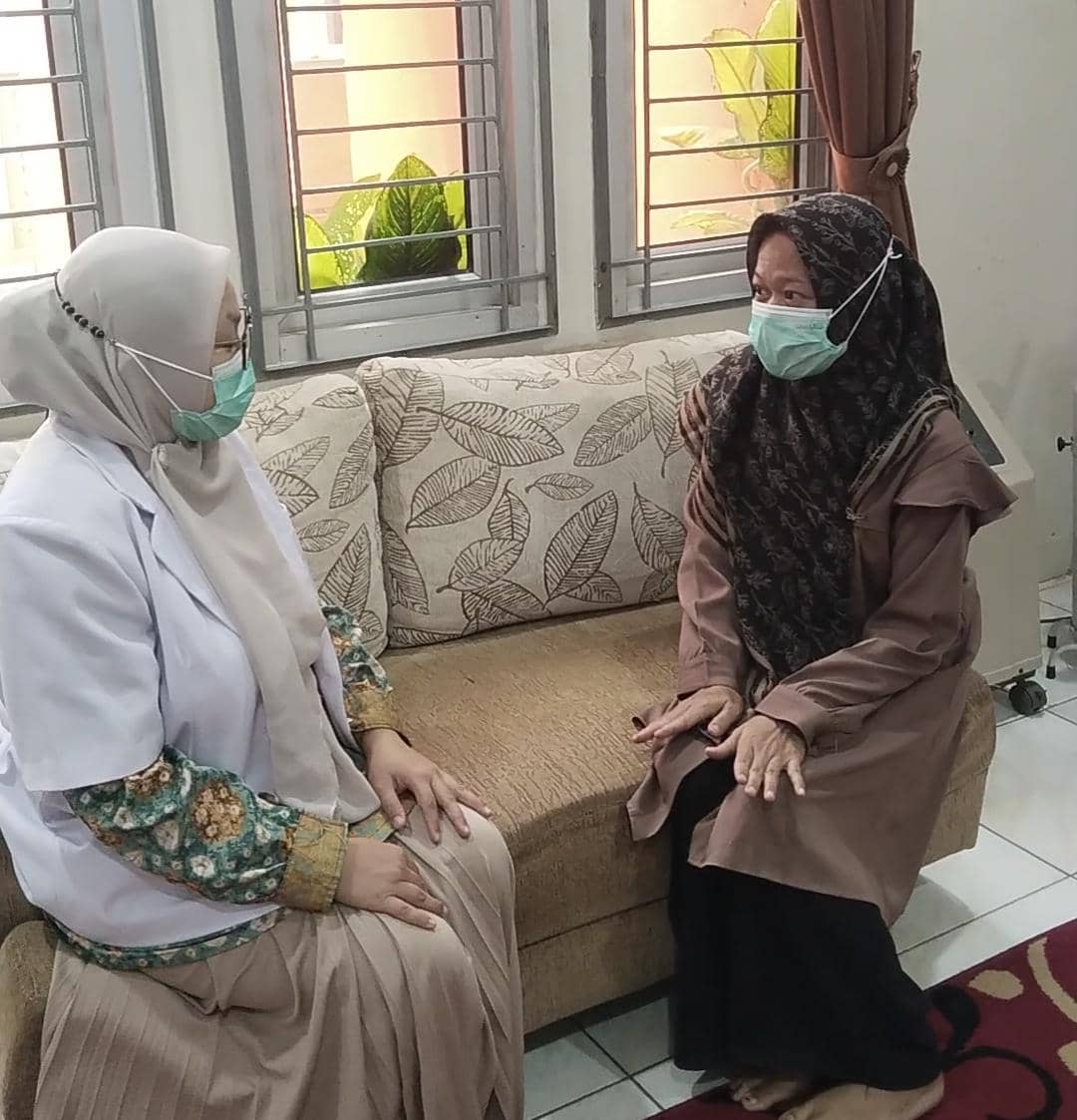 Pasien Puskesmas Sabokingking saat konsultasi dengan dokter di Ruang Aman Asap Palembang (IDN Times/Feny Maulia Agustin)