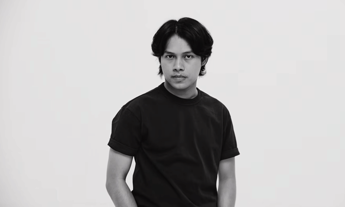 Seorang artis tampil dalam video musik “Naksir” karya Andien, dalam tangkapan layar dari kanal YouTube Andien Aisyah.