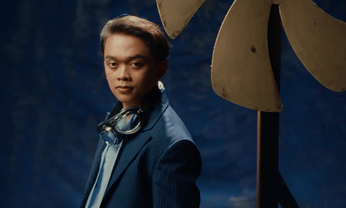 Seorang artis tampil dalam video musik “Naksir” karya Andien, dari unggahan kanal YouTube Andien Aisyah.