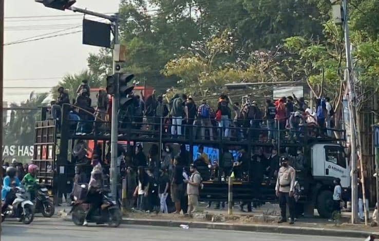 Mahasiswa Unhas menggelar aksi unjuk rasa bertajuk Red Card 2 Tahun Prabowo-Gibran di depan Pintu 1 Unhas, Jalan Perintis Kemerdekaan, Kota 