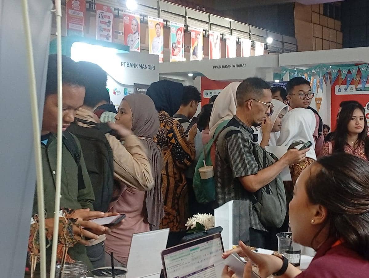 Pencari kerja melamar pekerjaan di Job Fair di Smesco, Kamis (22/10/2026). (IDN Times/Dini Suciatiningrum)