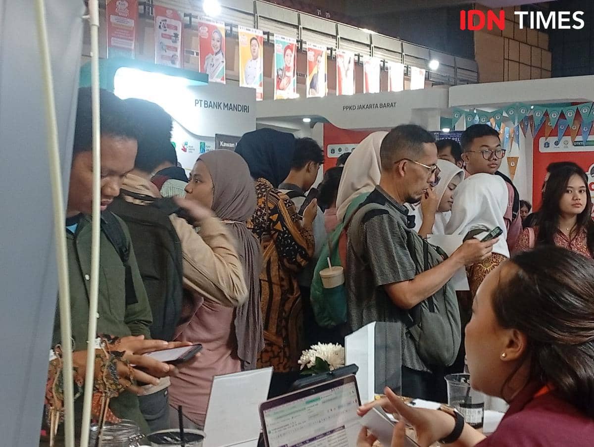Pencari kerja melamar pekerjaan di Job Fair di Smesco, Kamis (22/10/2026). (IDN Times/Dini Suciatiningrum)