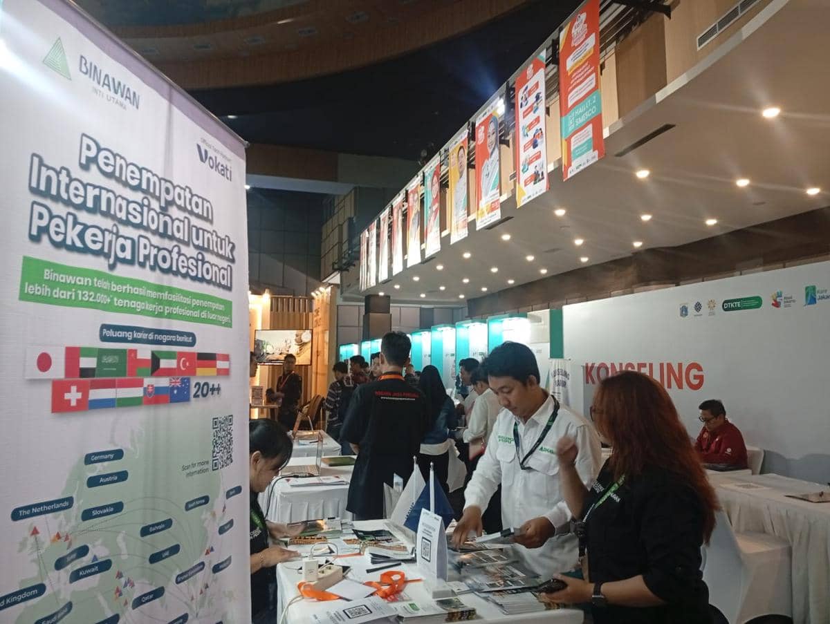 Pencari kerja melamar pekerjaan di Job Fair di Smesco, Kamis (22/10/2026). (IDN Times/Dini Suciatiningrum)