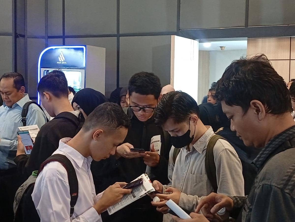 Pencari kerja melamar pekerjaan di Job Fair di Smesco, Kamis (22/10/2026). (IDN Times/Dini Suciatiningrum)