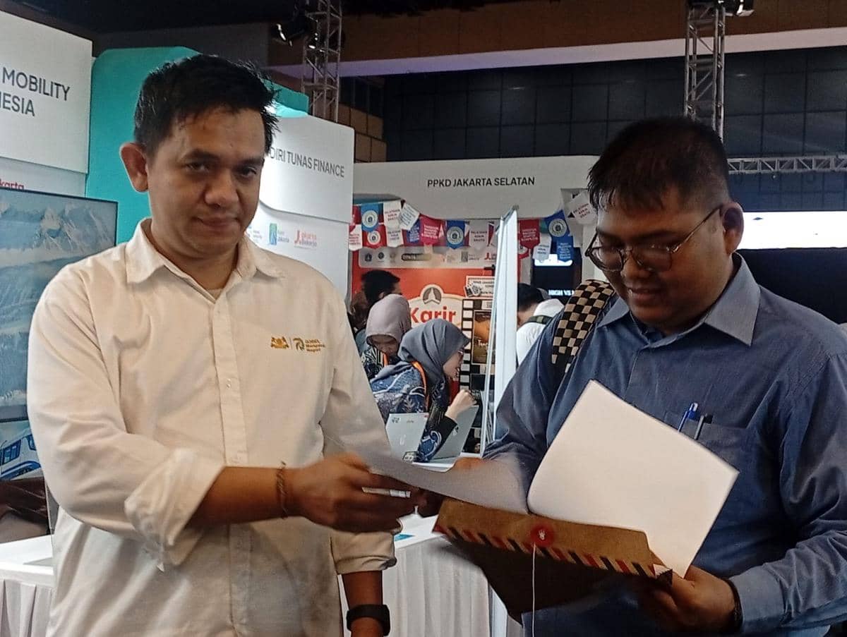 Pencari kerja melamar pekerjaan di Job Fair di Smesco, Kamis (22/10/2026). (IDN Times/Dini Suciatiningrum)