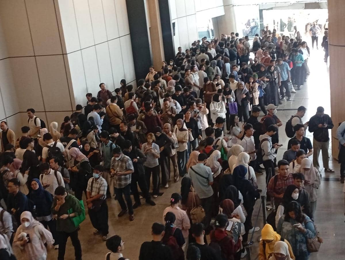 Pencari kerja melamar pekerjaan di Job Fair di Smesco, Kamis (22/10/2026). (IDN Times/Dini Suciatiningrum)