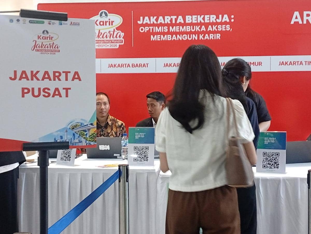 Pencari kerja melamar pekerjaan di Job Fair di Smesco, Kamis (22/10/2026). (IDN Times/Dini Suciatiningrum)