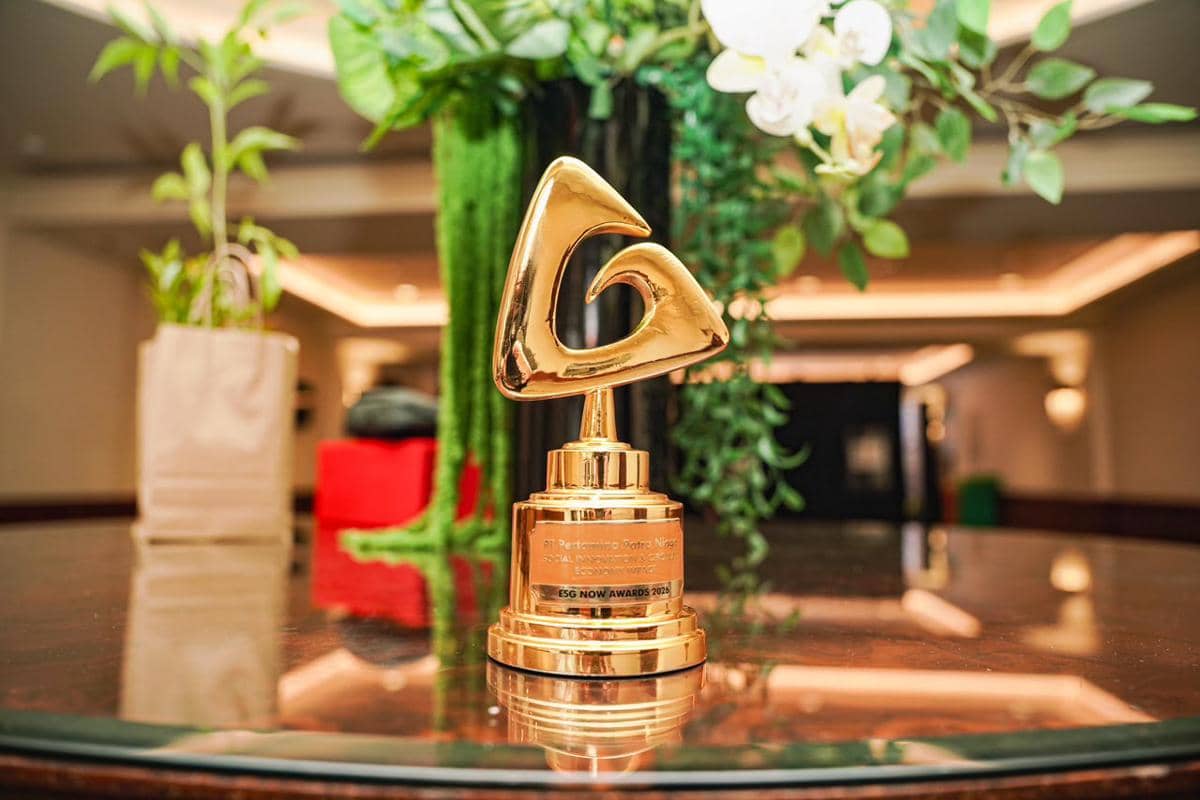 Perwakilan Pertamina Patra Niaga menerima penghargaan Social Innovation & Circular Economy Impact pada ESG Now Awards 2026.