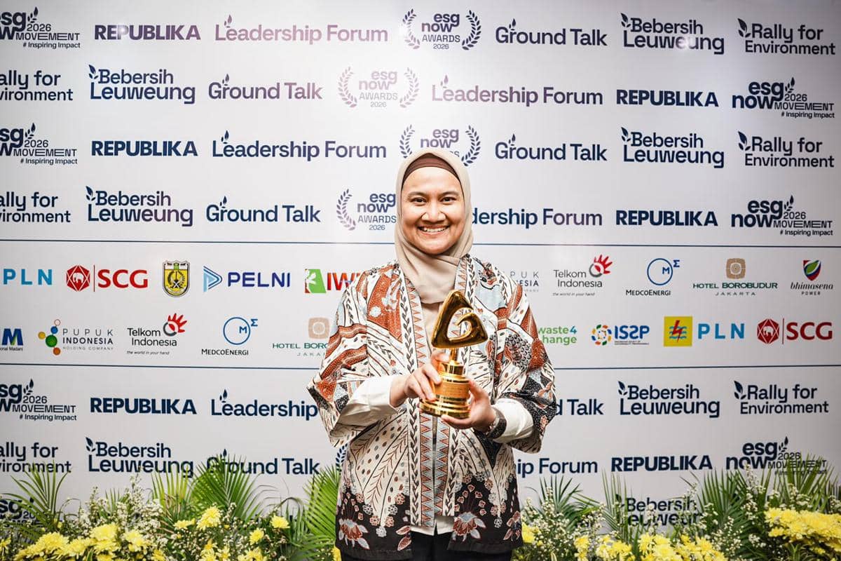Perwakilan Pertamina Patra Niaga menerima penghargaan Social Innovation & Circular Economy Impact pada ESG Now Awards 2026.