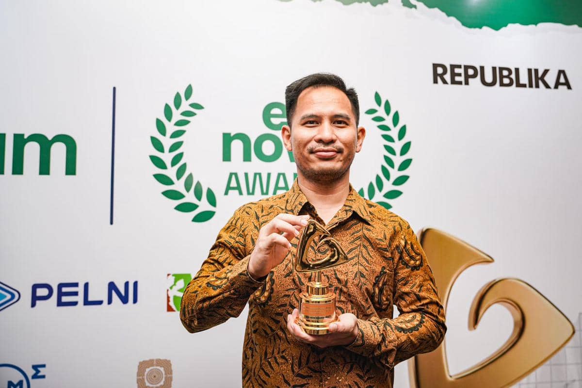 Perwakilan Pertamina Patra Niaga menerima penghargaan Social Innovation & Circular Economy Impact di ESG Now Awards 2026.