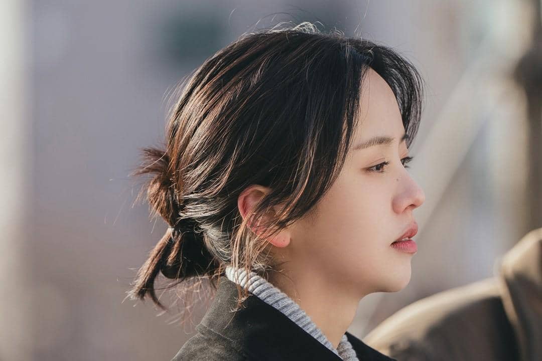 Cuplikan drama Between Steps memperlihatkan Chu Young-woo dan Kim So-hyun dengan ekspresi dingin dan tegang.