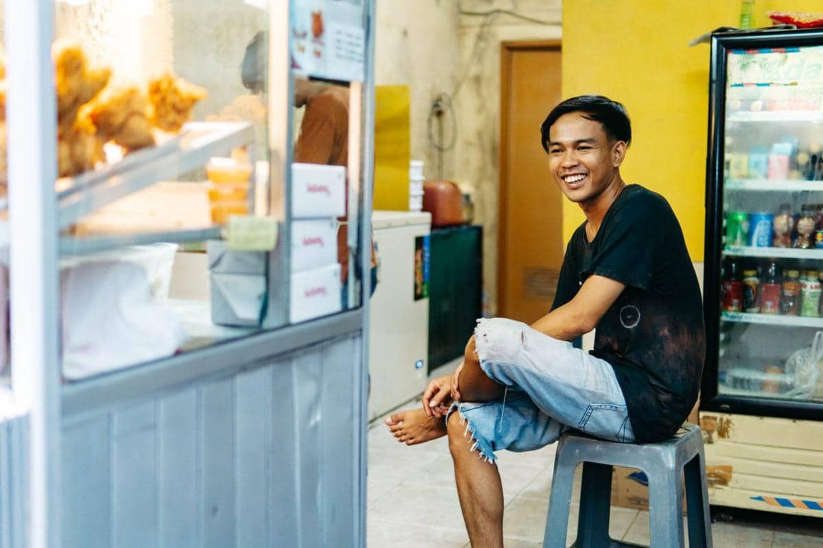 menunggui dagangan