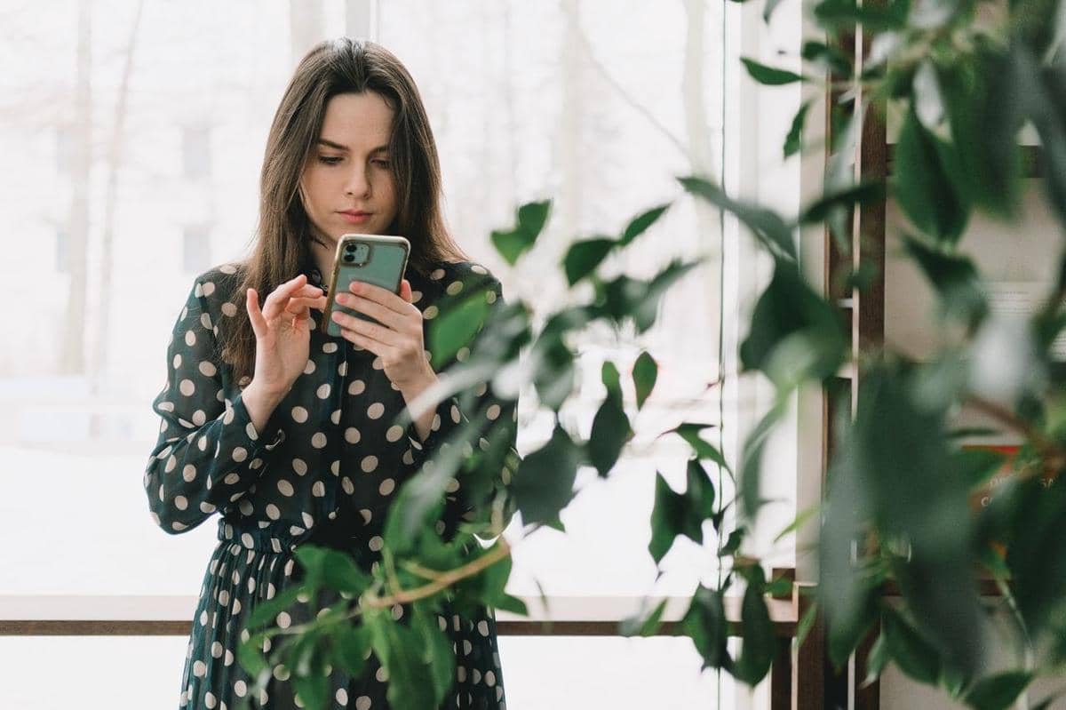 menggunakan smartphone