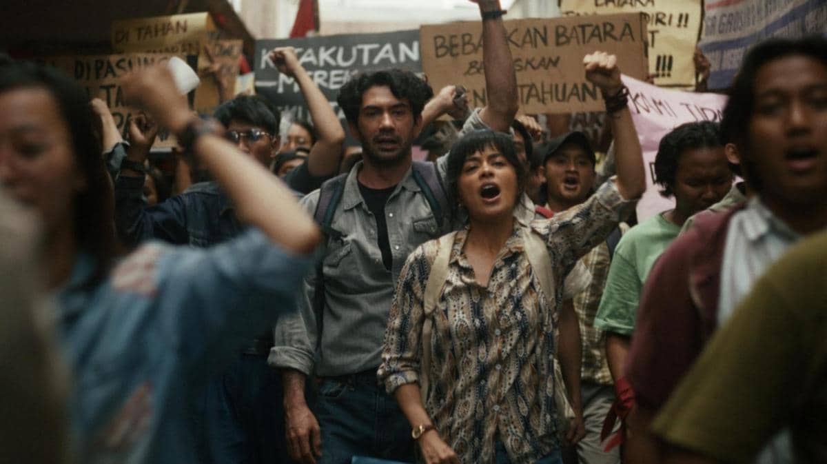 Potongan adegan dari film Laut Bercerita yang diproduksi oleh Pal8 Pictures, berdasarkan keterangan foto.
