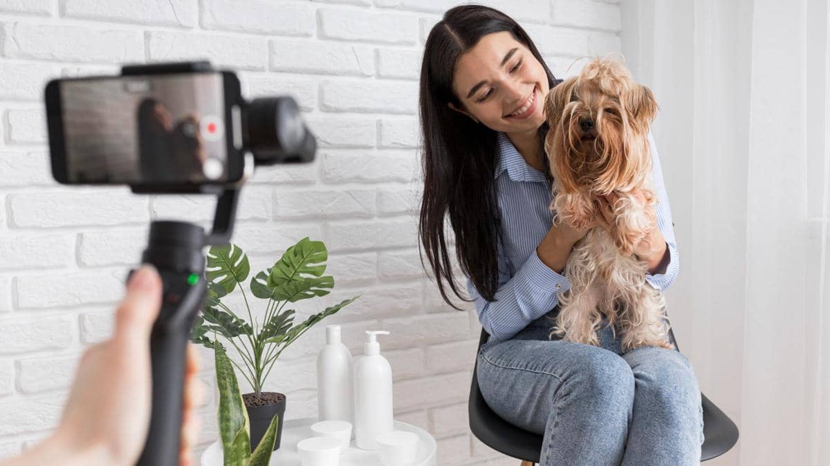 ilustrasi seorang perempuan mengabadikan momen bersama anjing kesayangannya