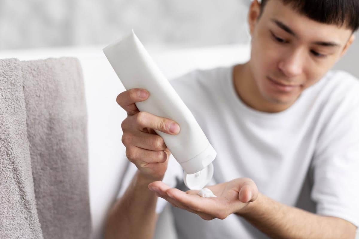 ilustrasi pria sedang memakai sunscreen