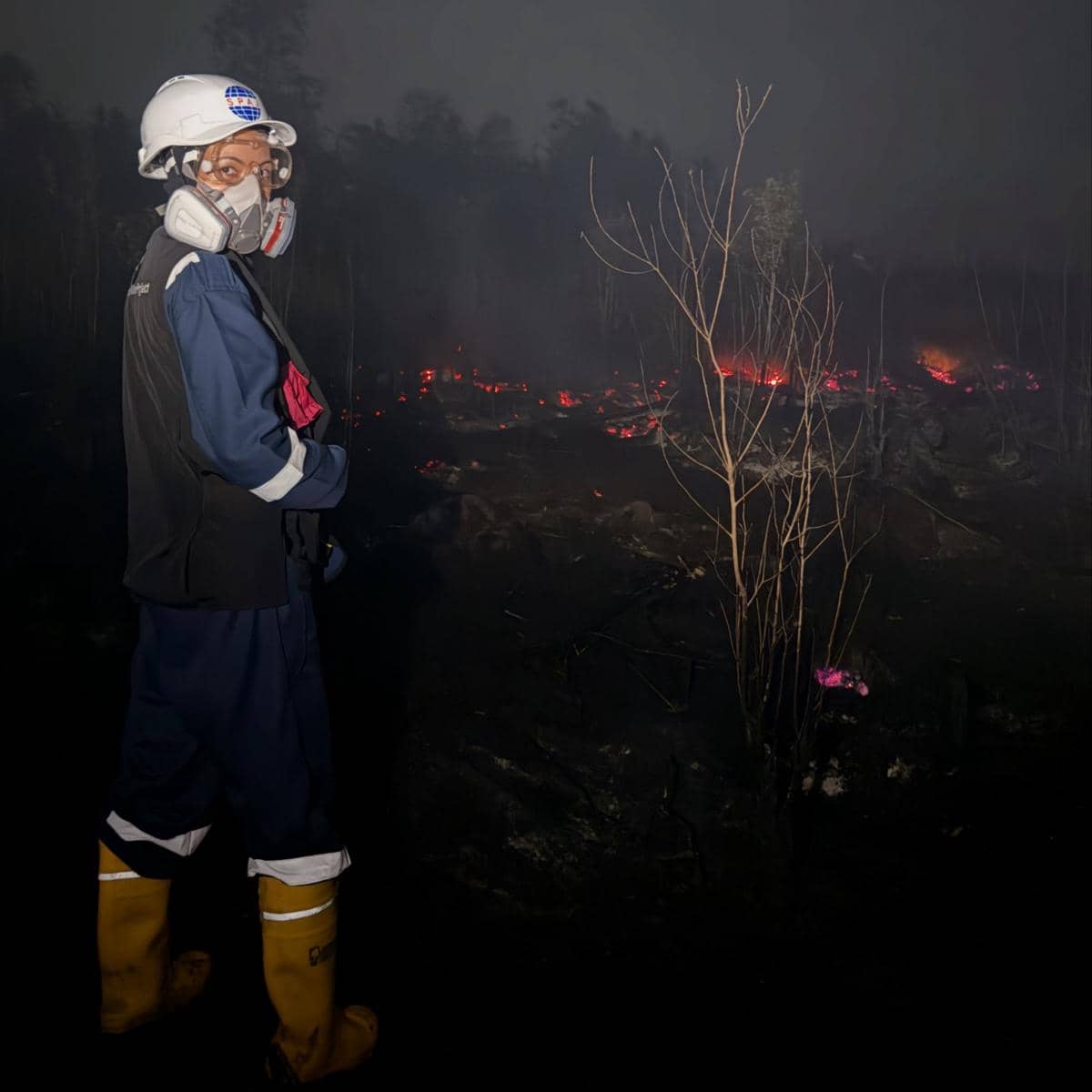 Seorang artis mengenakan perlengkapan lapangan ikut membantu memadamkan kebakaran hutan dan lahan di Kalimantan.