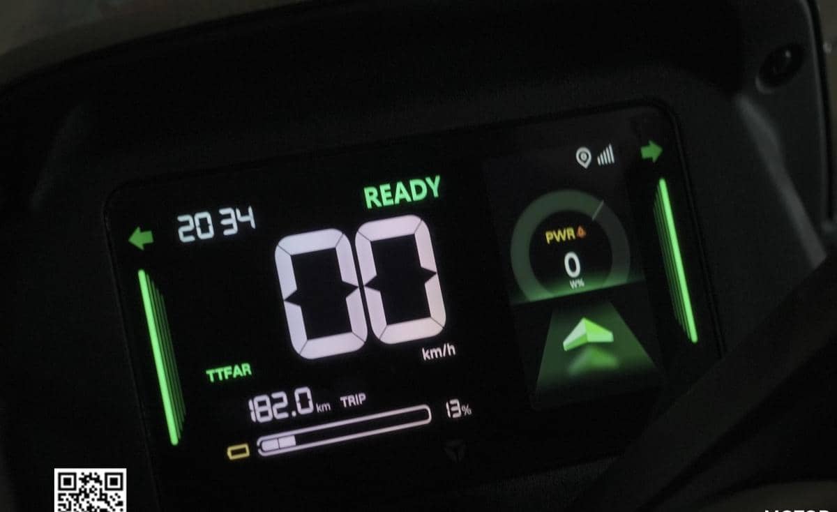 Panel instrumen digital sepeda motor listrik Yadea GT80 menampilkan indikator kecepatan, baterai, dan informasi berkendara.