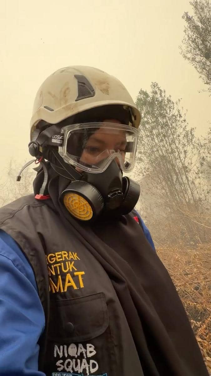 Seorang artis turut memadamkan kebakaran hutan dan lahan di Kalimantan, berdasarkan unggahan akun Instagram _indadari_.