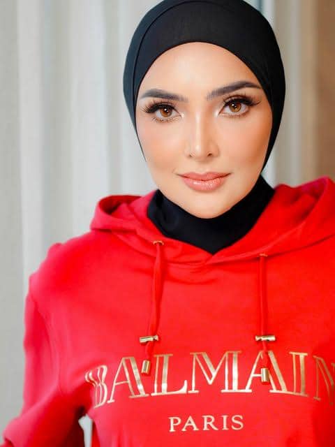 Ashanty tampil dengan riasan wajah bergaya elegan, menonjolkan detail makeup pada wajahnya.
