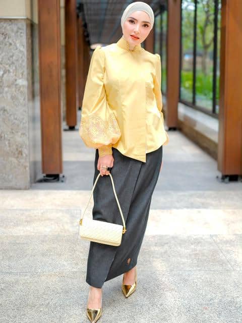 Ashanty tampil mengenakan busana formal dalam potret OOTD pada unggahan akun Instagram pribadinya.