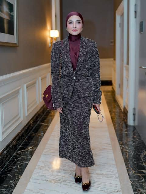 Ashanty mengenakan busana formal dalam potret OOTD bergaya elegan untuk penampilan yang rapi dan modern.