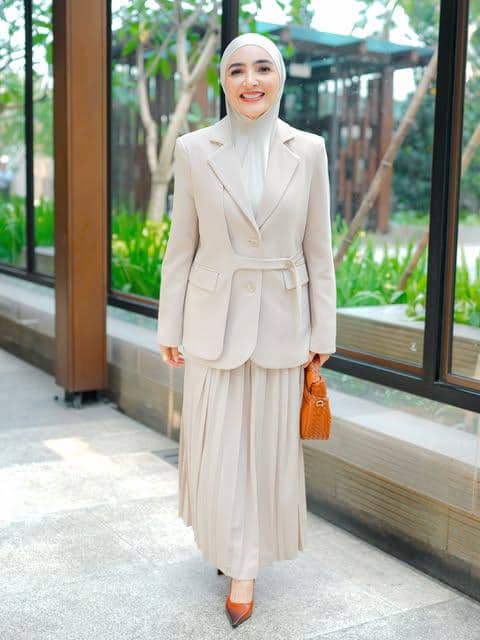 Ashanty tampil dalam gaya OOTD formal, memadukan busana rapi untuk penampilan yang elegan dan berkelas.