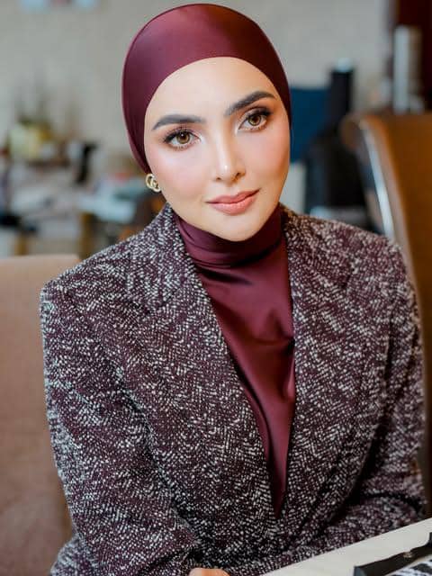 Ashanty berpose dengan riasan wajah bernuansa natural, alis tegas, dan lipstik merah muda dalam potret dekat.