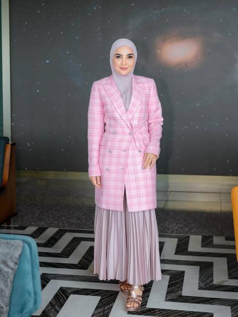 Ashanty tampil dengan OOTD formal dalam potret bergaya elegan yang dibagikan melalui akun Instagram pribadinya.