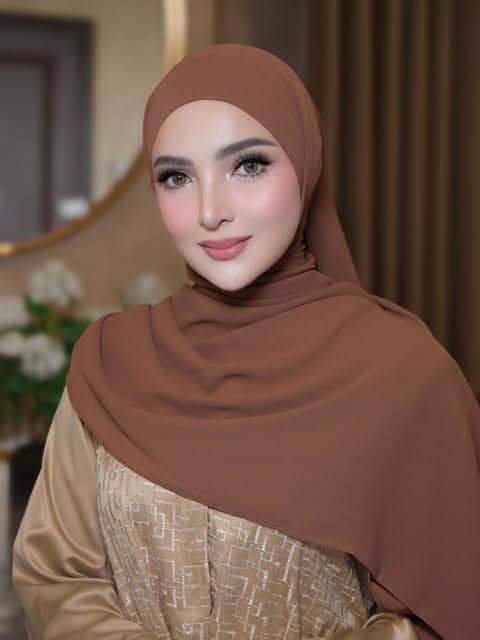 Ashanty memperlihatkan gaya makeup dengan riasan pada mata dan bibir dalam unggahan di akun Instagramnya.