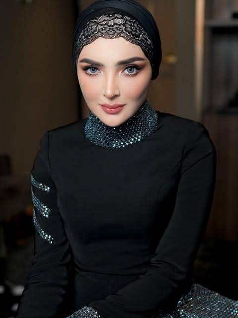 Ashanty tampil dengan makeup bernuansa natural, menonjolkan riasan mata, alis, dan bibir dalam unggahan Instagram.