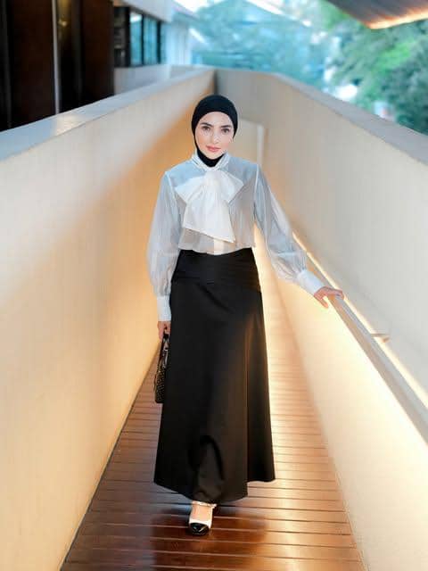 Ashanty berpose mengenakan OOTD formal bergaya elegan, memadukan busana rapi untuk penampilan yang berkelas.