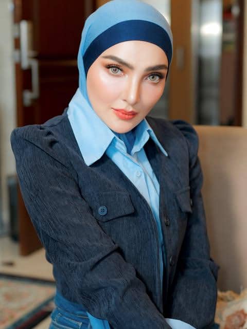 Ashanty tampil dengan riasan wajah glamor, menonjolkan makeup mata, alis tegas, dan warna bibir natural.