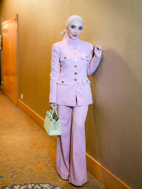 Ashanty berpose dalam balutan busana formal bergaya elegan untuk inspirasi OOTD di unggahan Instagramnya.