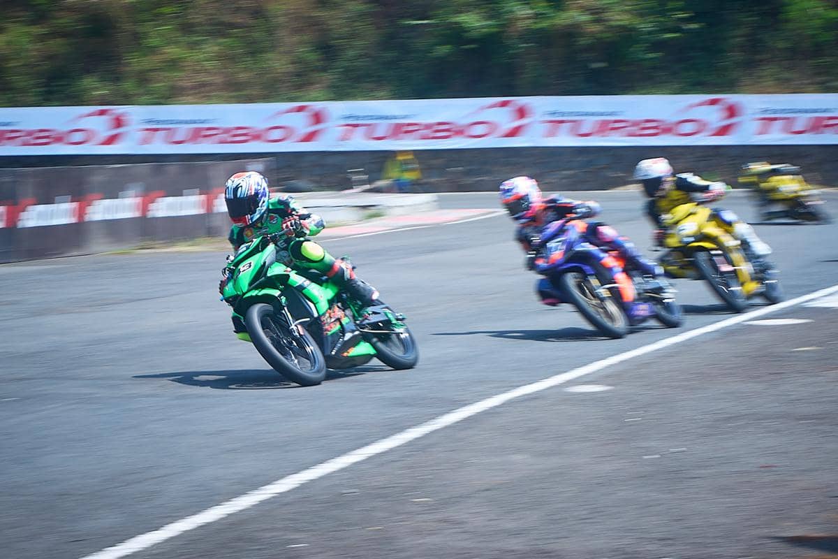 [FOTO] Tak Sendirian di Lintasan