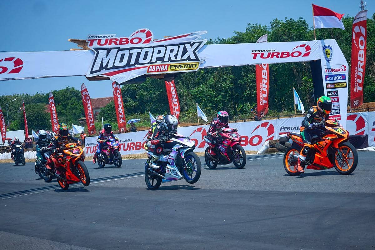 Sejumlah pembalap memacu sepeda motor melewati gerbang Pertamax Turbo MotoPrix pada Putaran Final Region B di Sirkuit Mijen, Kota Semarang, 