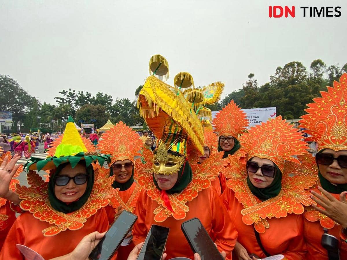 Jasmani Squad Tampil dengan Kostum Kreasi di HUT Pontianak