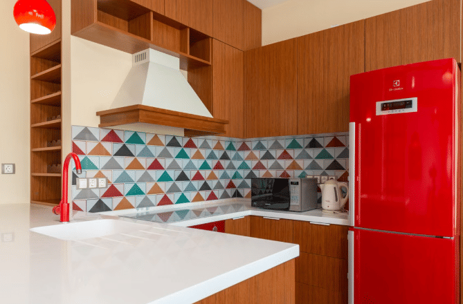 ilustrasi dapur dengan kulkas warna merah