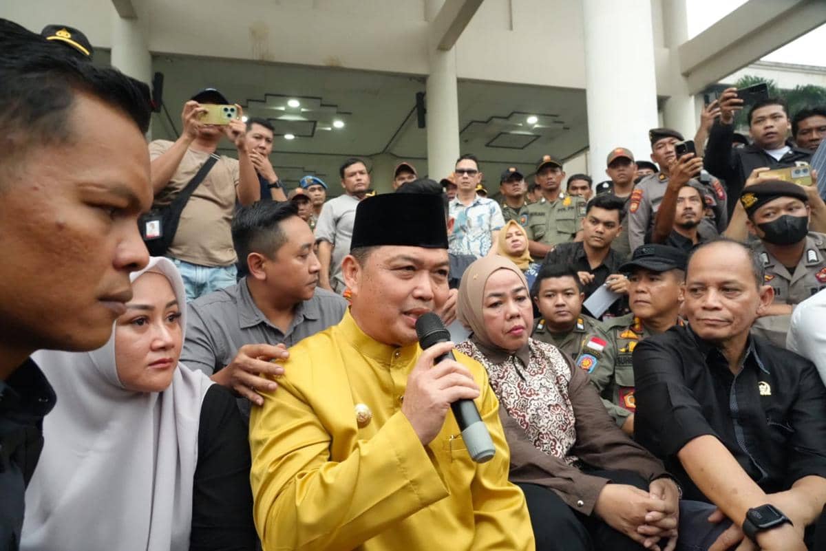 Akhirnya Temui Massa, Norsan Bantah Perintah Ormas Pukul Demonstran