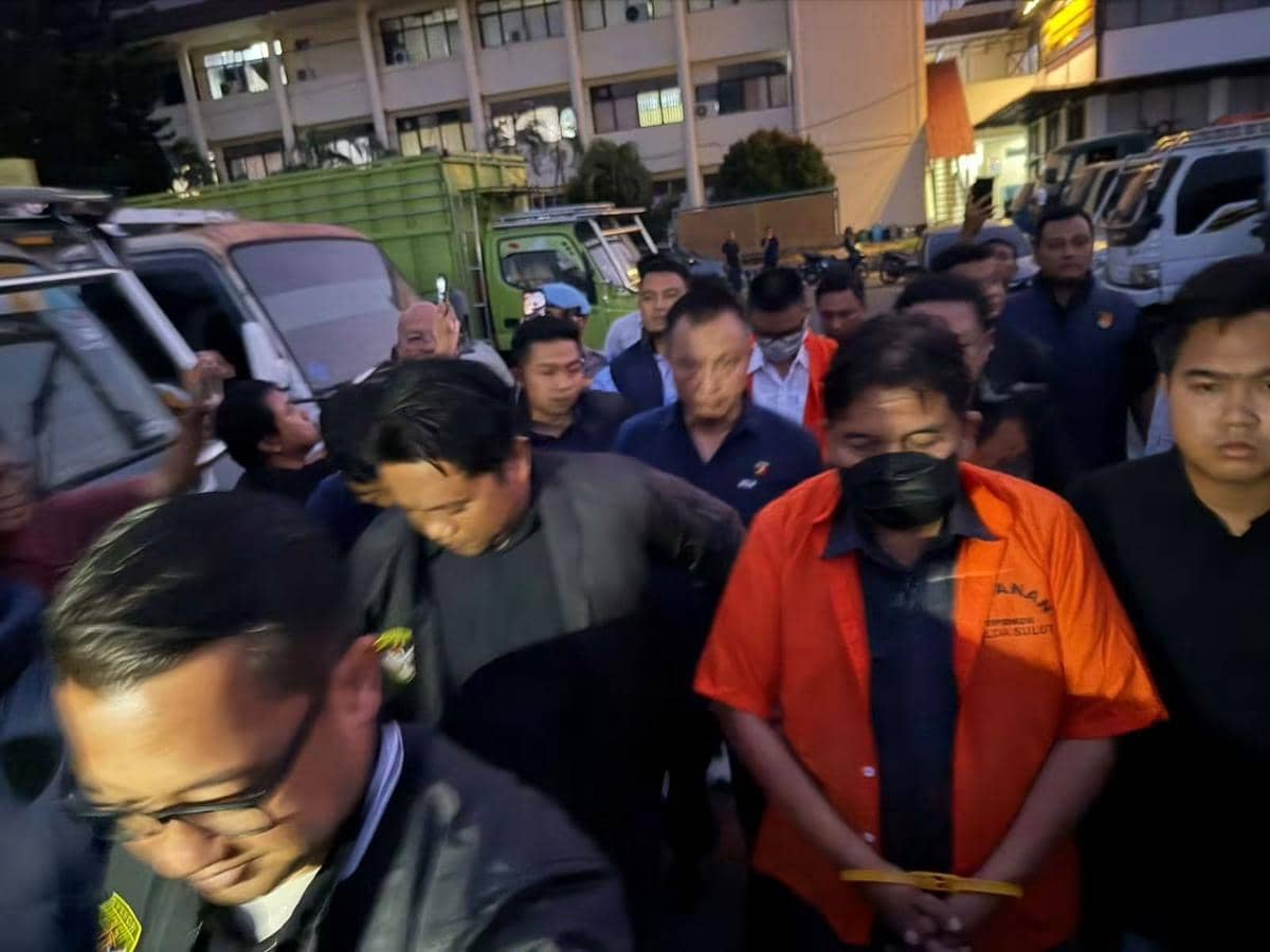 Stevens Liow dan Christian Iroth dibawa menuju ruang tahanan Polda Sulawesi Utara pada Kamis, 22 Oktober 2026.