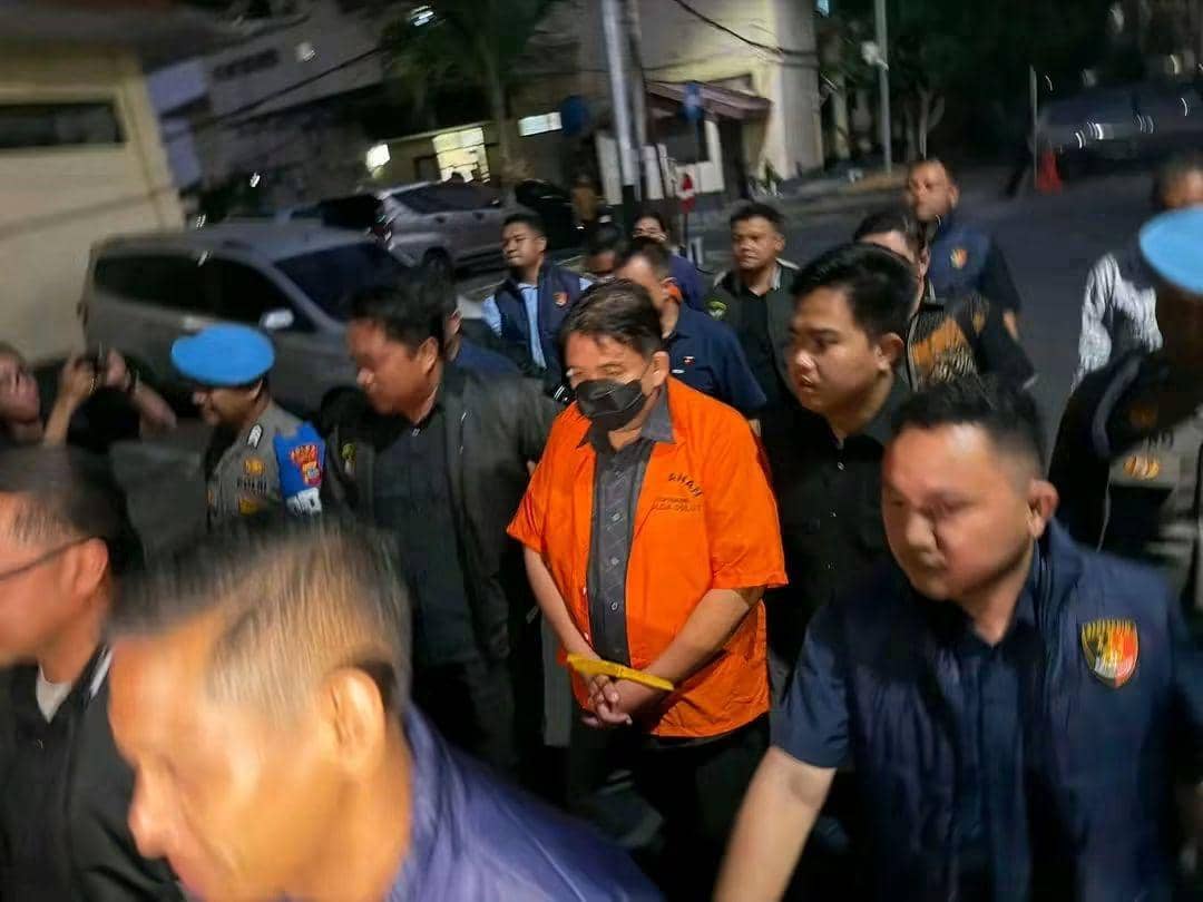 Stevens Liow dan Christian Iroth dibawa menuju ruang tahanan Polda Sulut dengan tangan terikat, Kamis, 22 Oktober 2026.